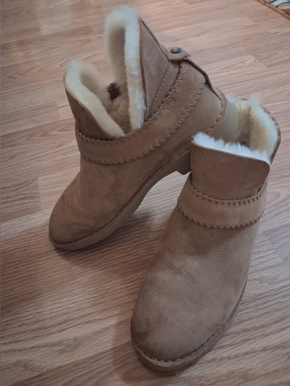 UGG Suede shearling strap ankle boot. Womens. Size 7.5. Color: Tan/Chestnut